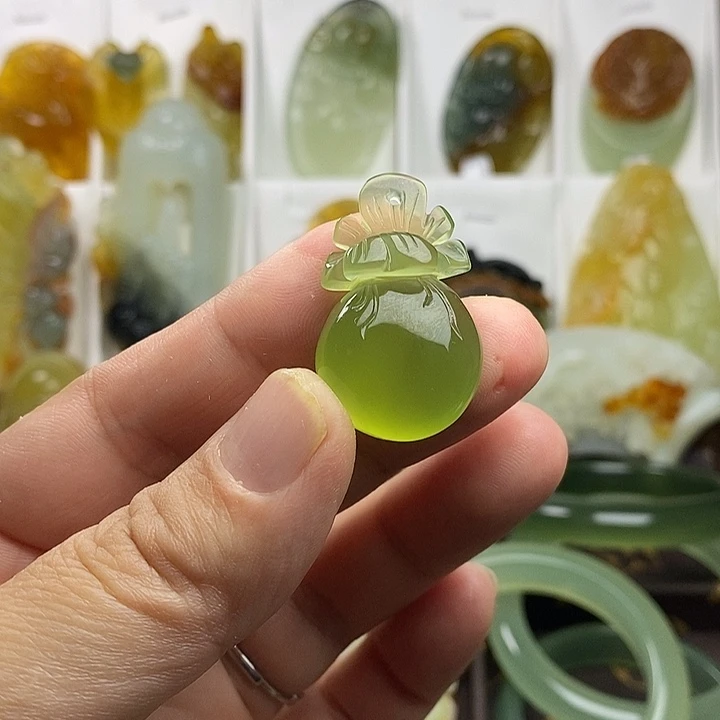 蛇纹石玉未镶嵌颈饰