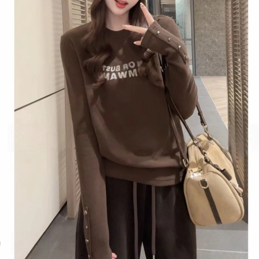 2025秋冬新款休闲通勤舒适软糯宽松袖子爱心纽扣字母加绒打底衫女