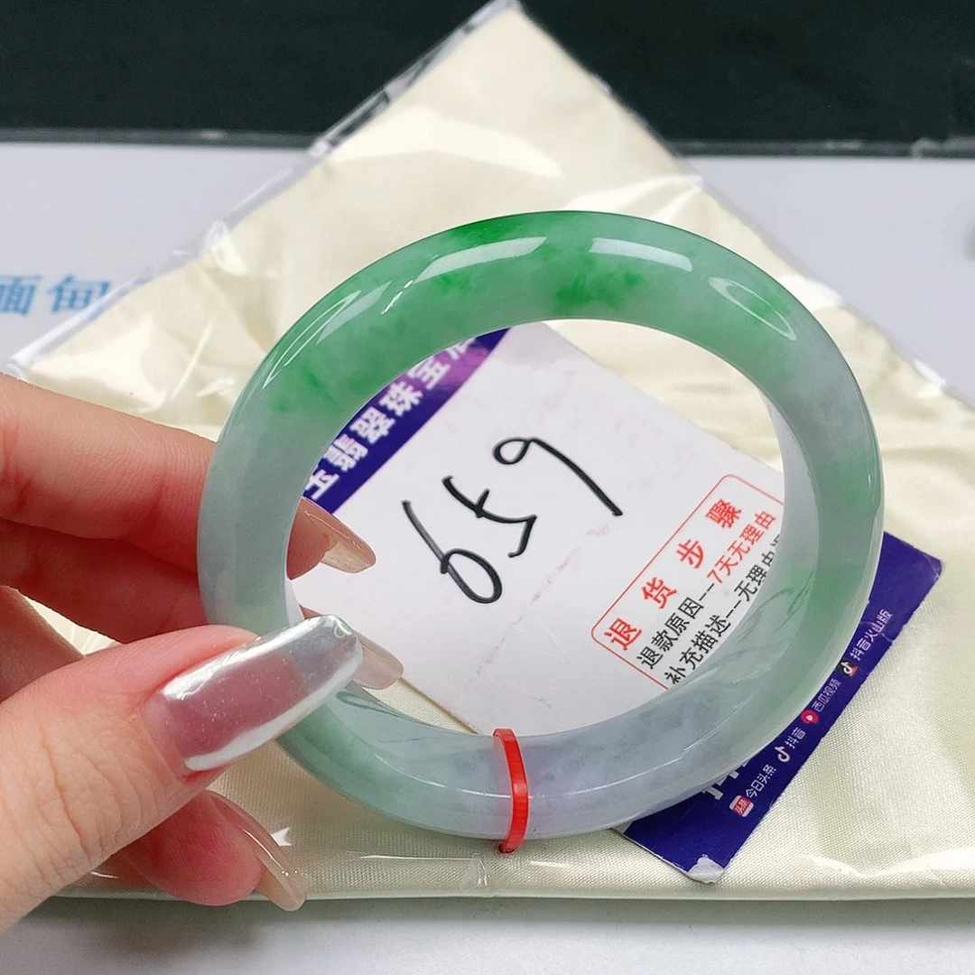 翡翠手镯未镶嵌翡翠手镯