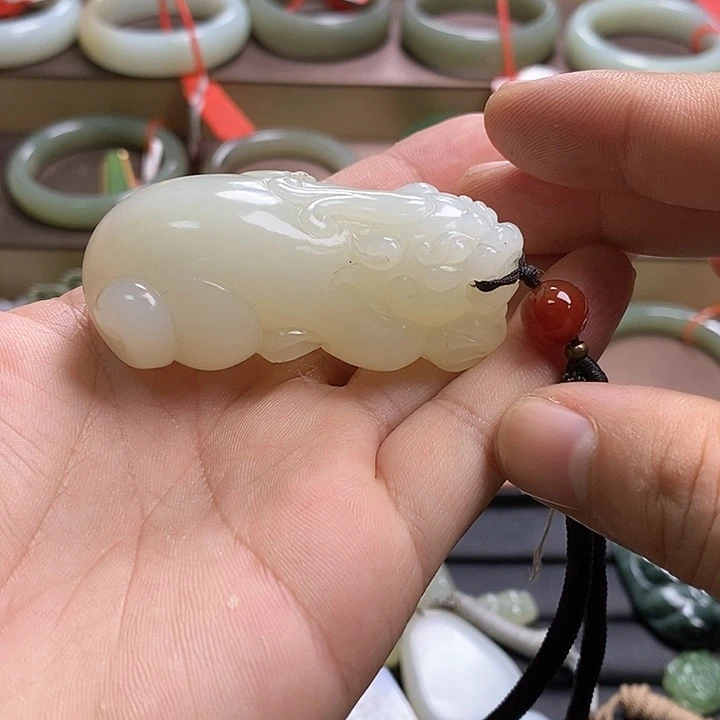 卢***霏颈饰未镶嵌和田玉
