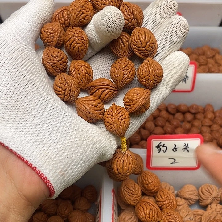 老***李桃核吊坠龙纹桃核的搭配