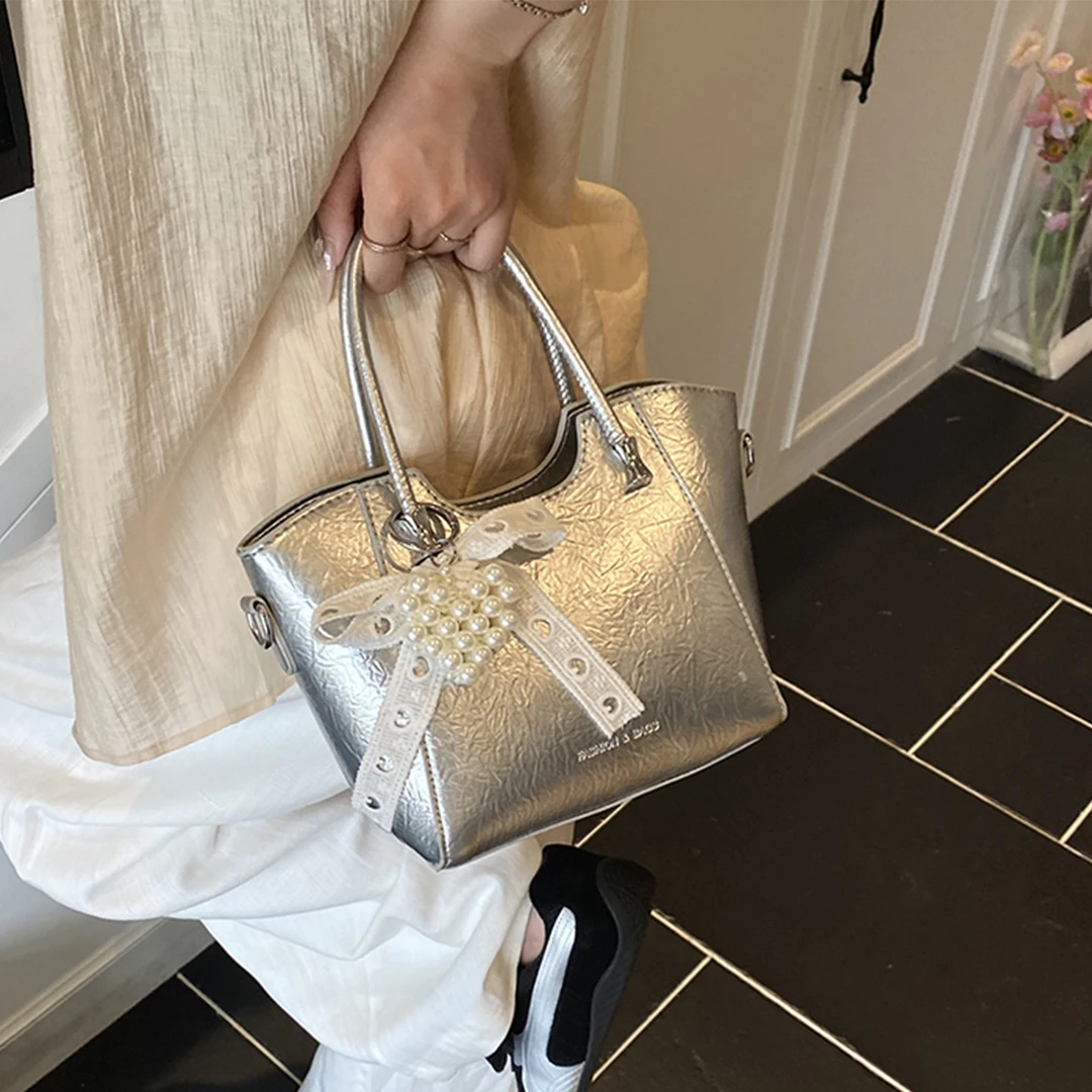 今年流行手提水桶包包女2025新款时尚精致蝴蝶结单肩包通勤斜挎包