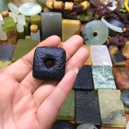 岫玉未镶嵌颈饰暴*岫