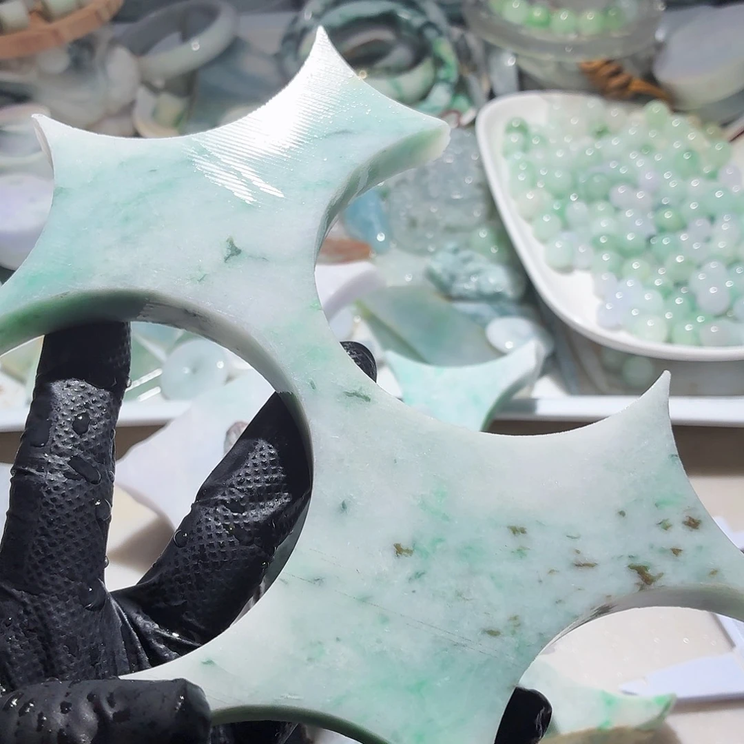 翡翠未镶嵌颈饰边角料