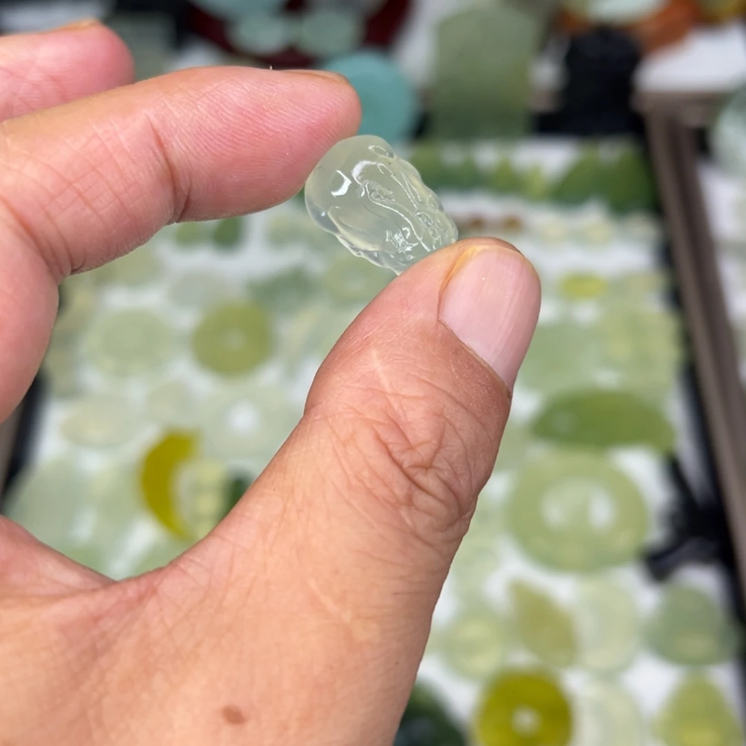 岫玉未镶嵌颈饰精品白冰貔貅