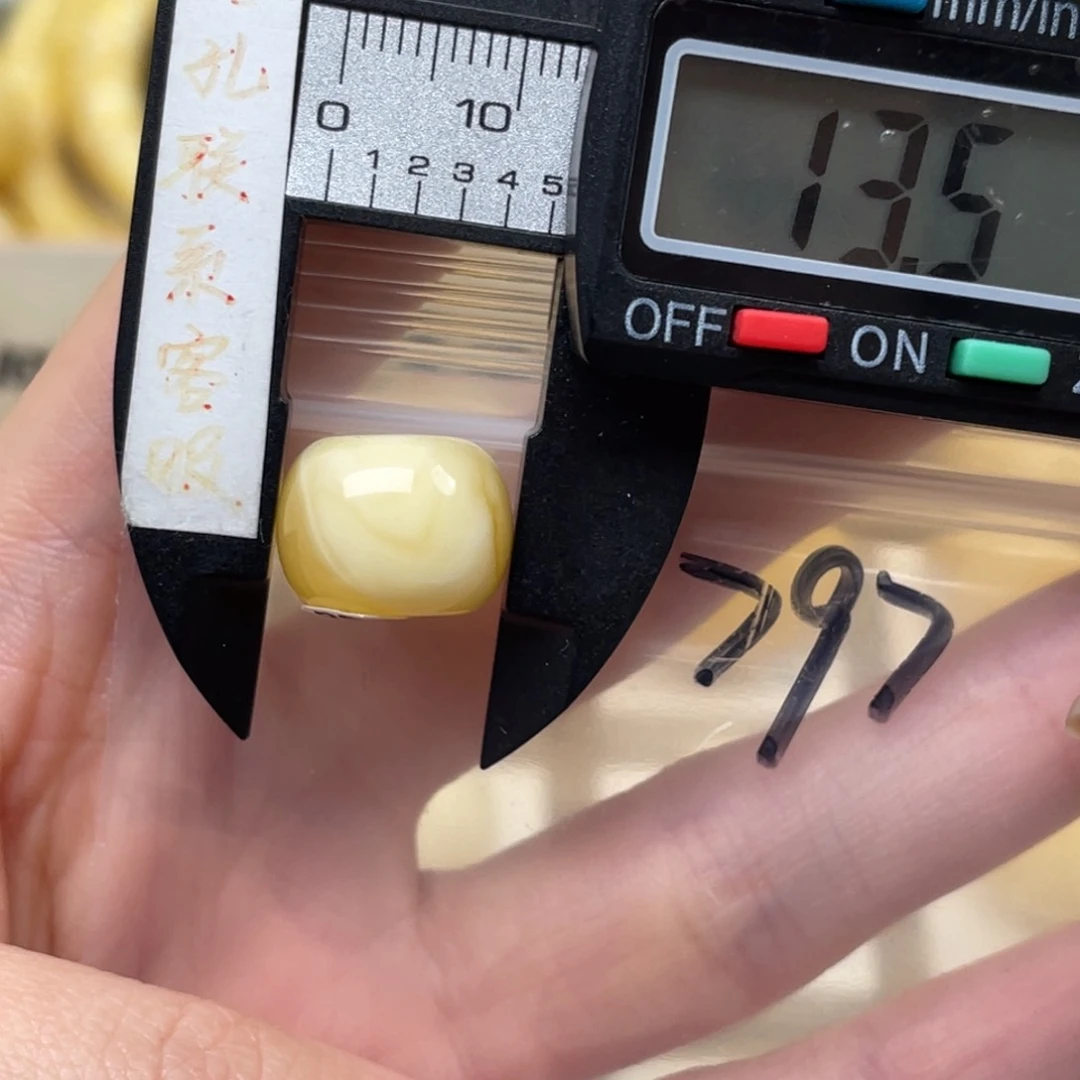 蜜蜡裸石未镶嵌卡**生蜜蜡