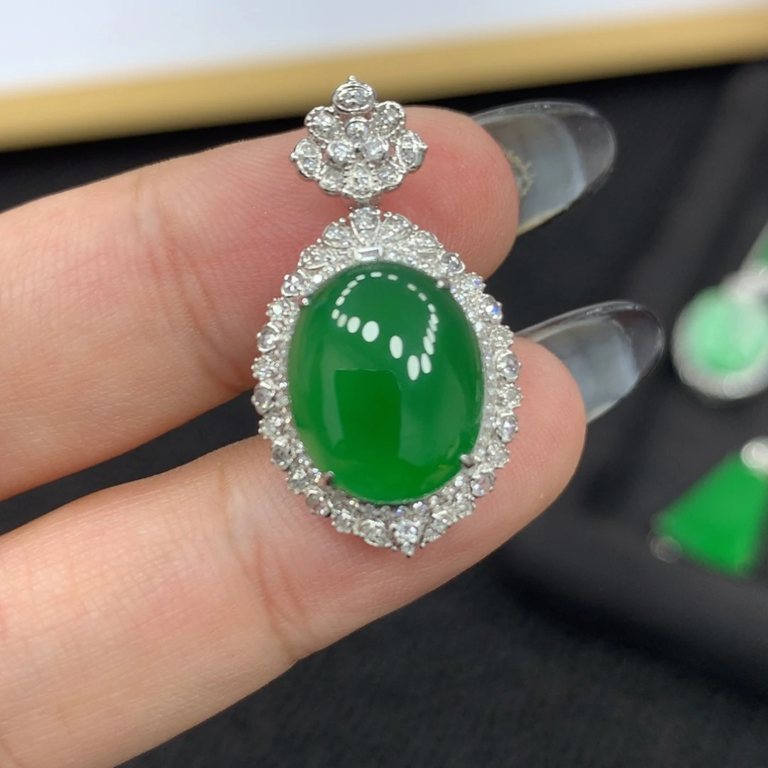 颈饰18K金镶嵌翡翠蛋面