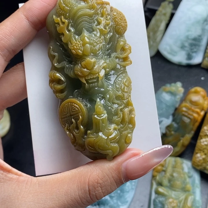 立***漆翡翠未镶嵌颈饰大龙牌