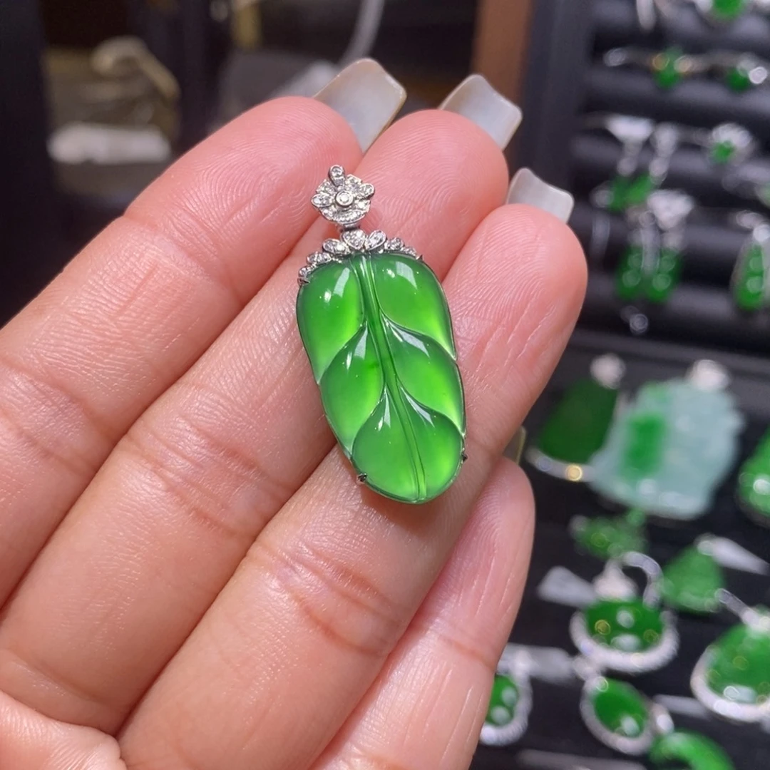 翡翠颈饰18K金镶嵌叶子吊坠