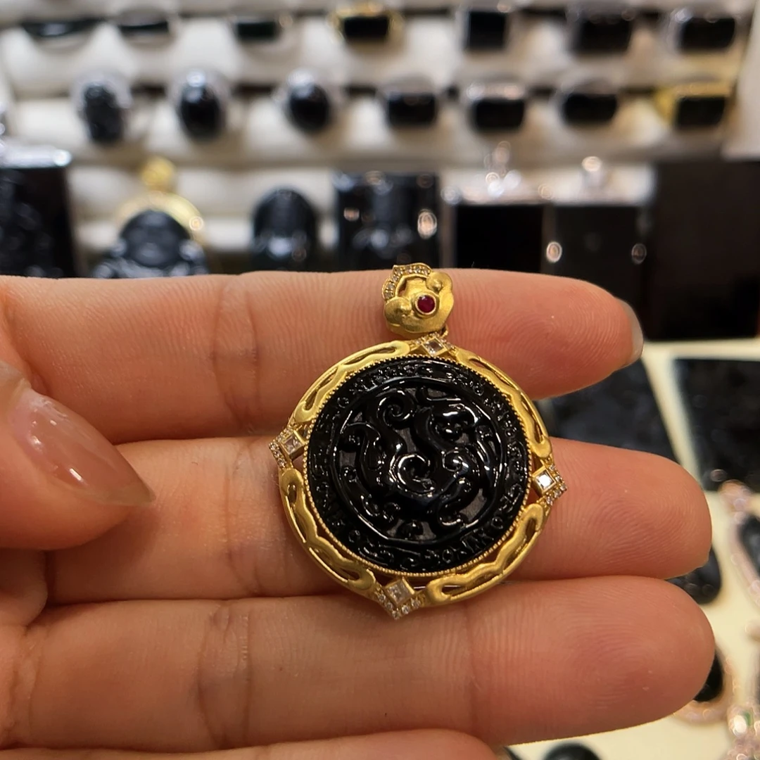 豆***丶翡翠18K金镶嵌颈饰