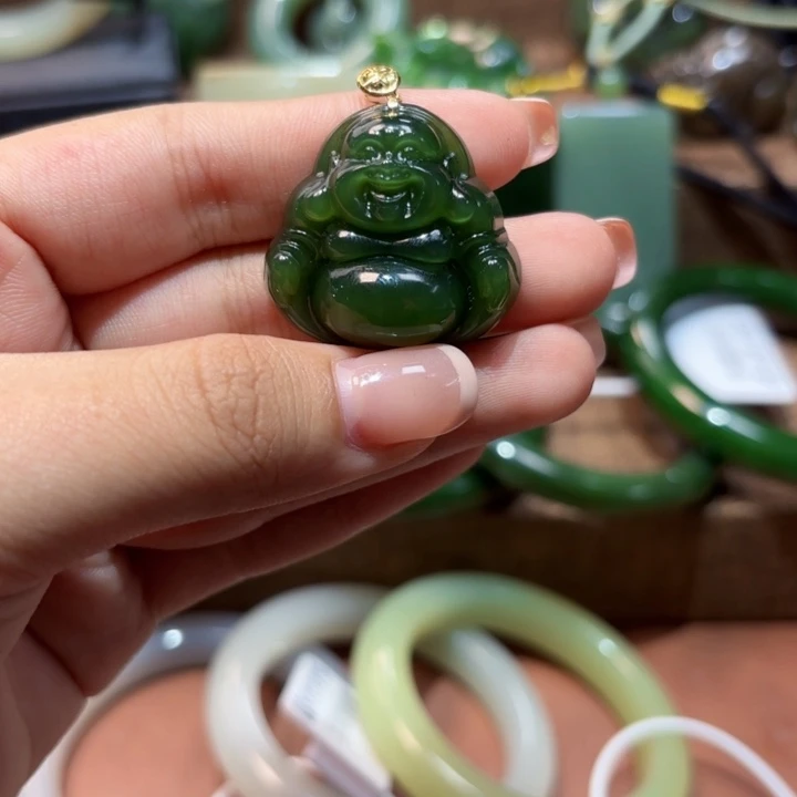 颈饰18K金镶嵌和田玉（碧玉）