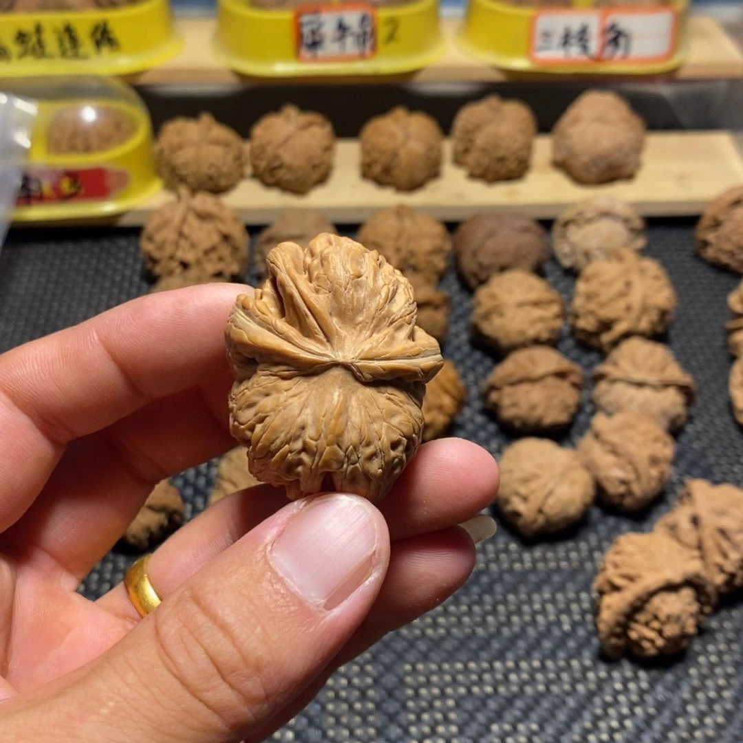 鲁***吃文玩核桃吊坠异形