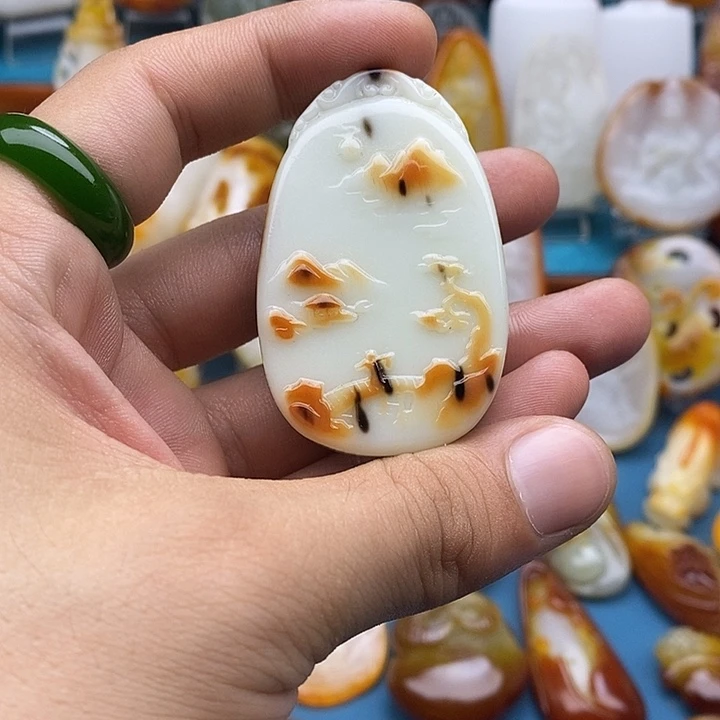 和田玉未镶嵌颈饰山水牌子