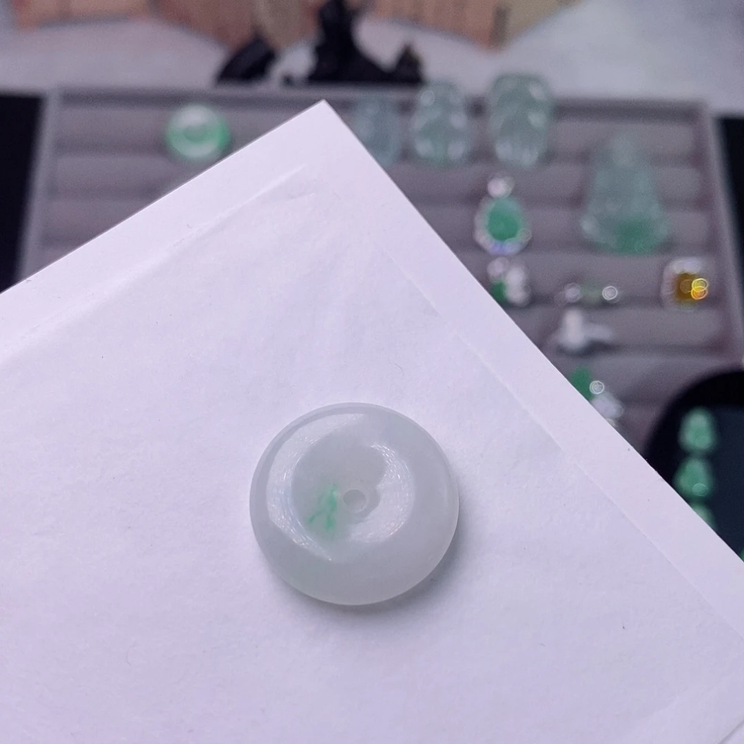 翡翠未镶嵌颈饰平安扣