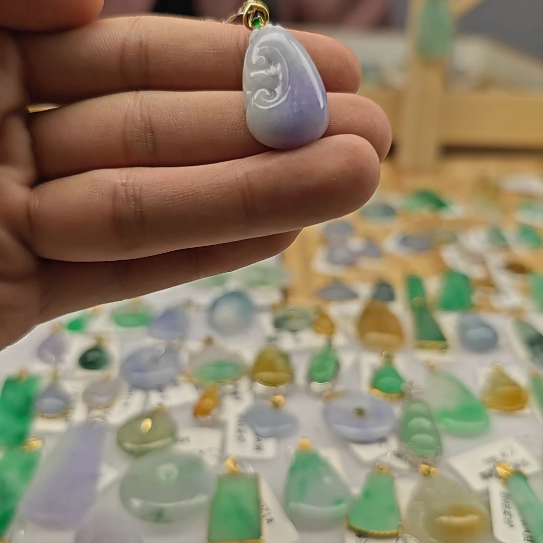 翡翠18K金镶嵌颈饰