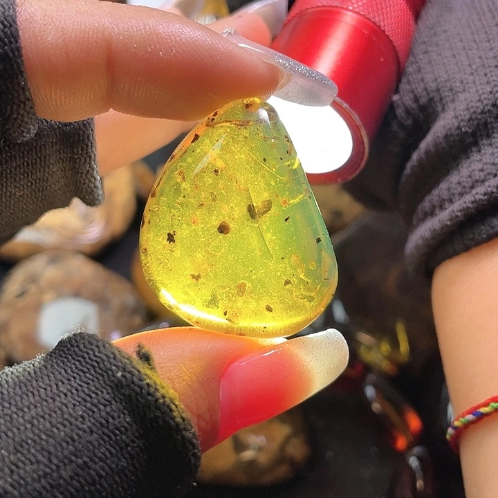 琥珀裸石未镶嵌？