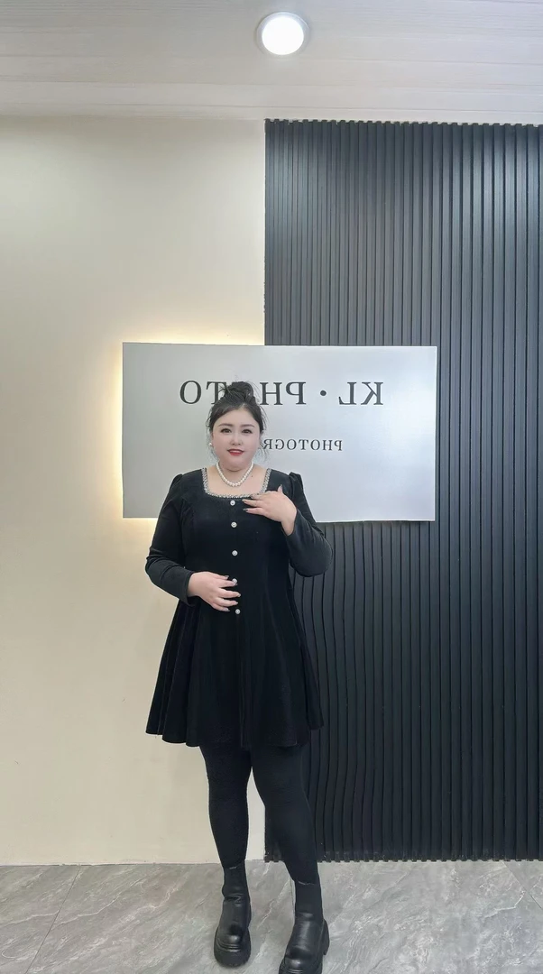 【肉肉推荐】法式胖mm大码连衣裙赫本风方领镶钻现年战袍收腰显瘦
