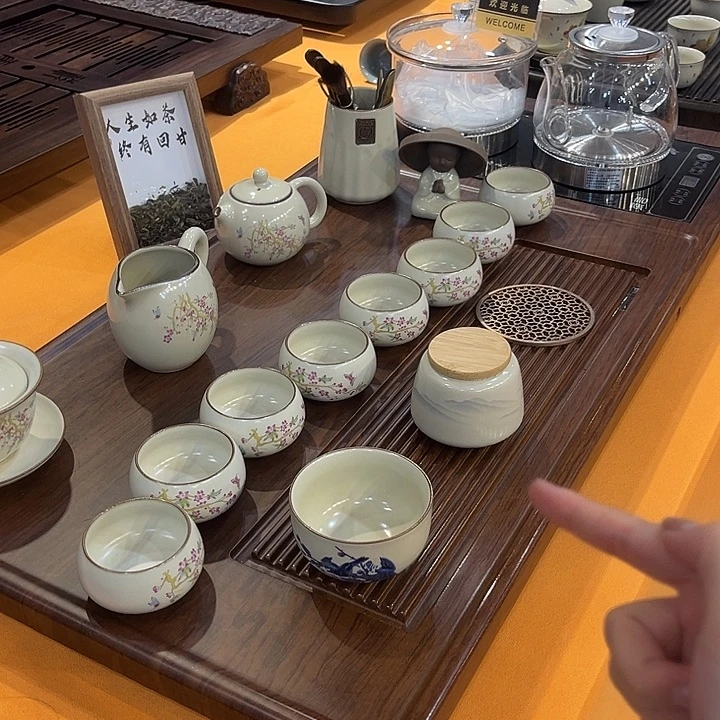 茶盘的形状很漂亮呢是吗