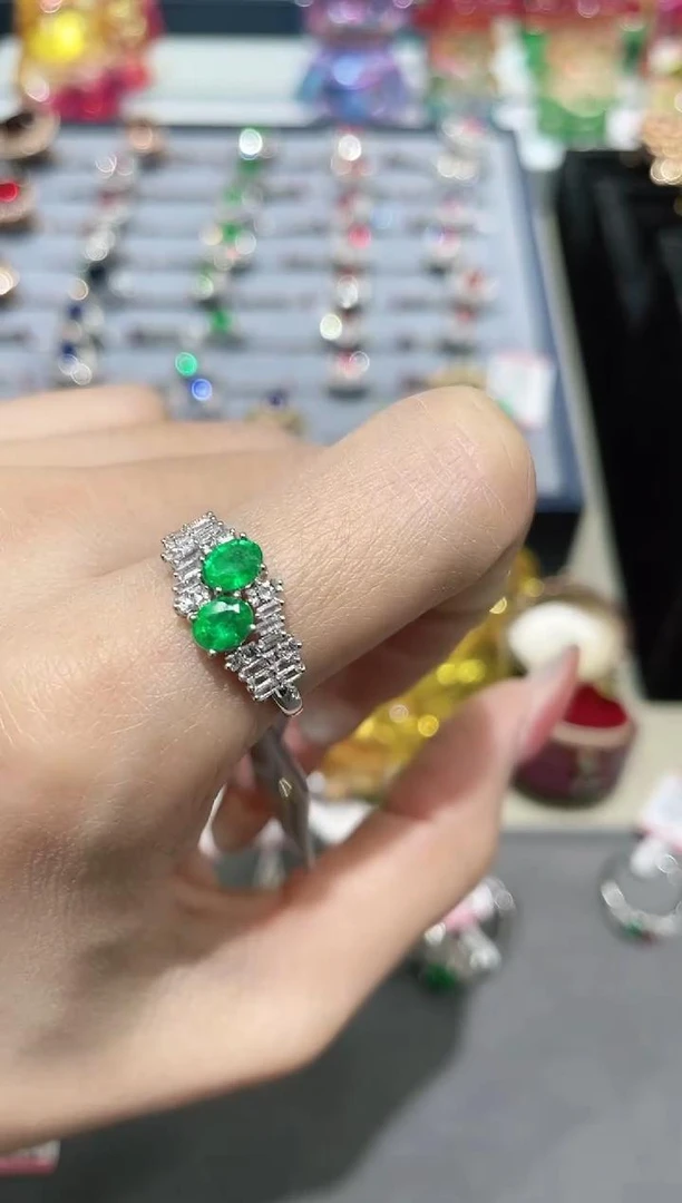 18K金镶嵌天然祖母绿戒指两颗款