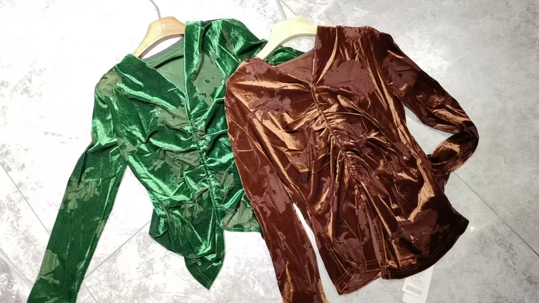 【锦衣服饰】AMY 28512 V领丝绒时尚小衫