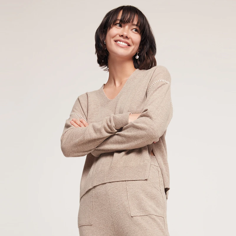 爱慕漫生活V领长袖上衣休闲宽松纯色女士简约时尚百搭AM816672