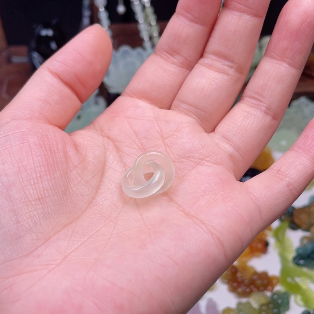 楚***楚蛇纹石玉未镶嵌颈饰