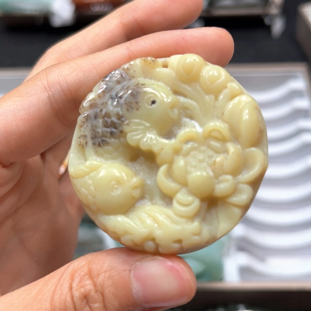 蛇纹石玉未镶嵌颈饰