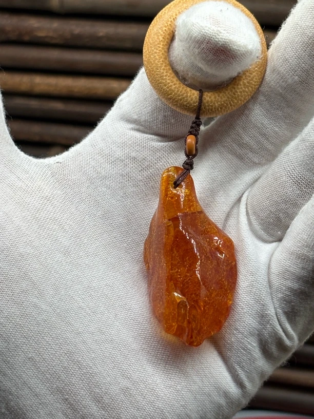 天然琥珀原石原皮抛光搭配实心竹编制手把件