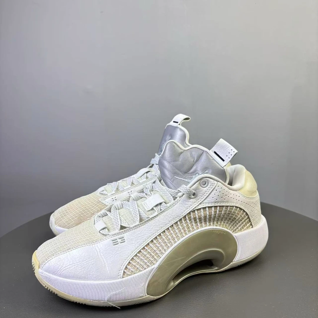 90新 maje 42.5码 AJ35白色球鞋 非原盒 气压不足