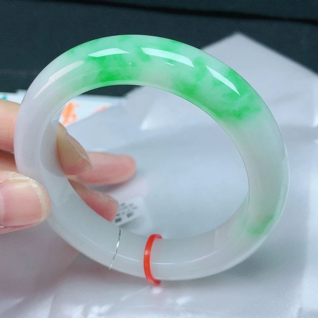 翡翠手镯未镶嵌55圈