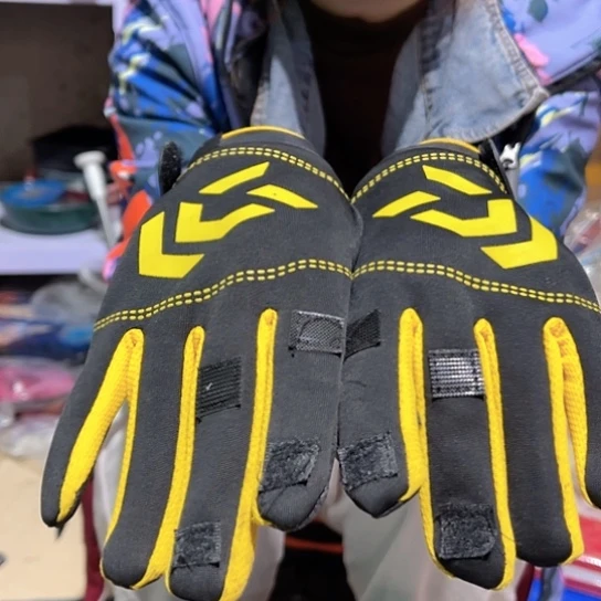 过期手套一副。