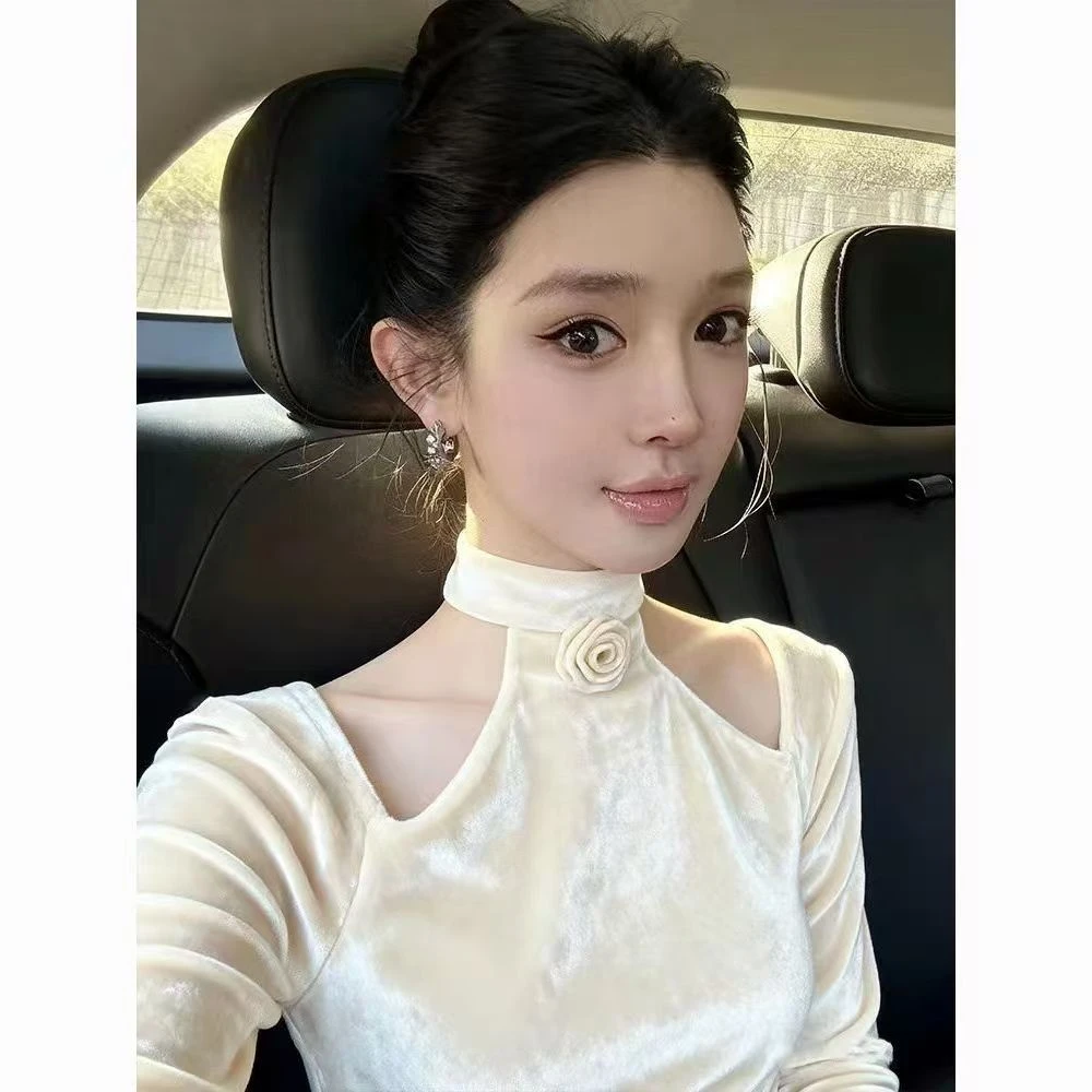 秋冬米白色立体花朵挂脖丝绒打底衫女内搭设计感纯欲甜辣妹上衣