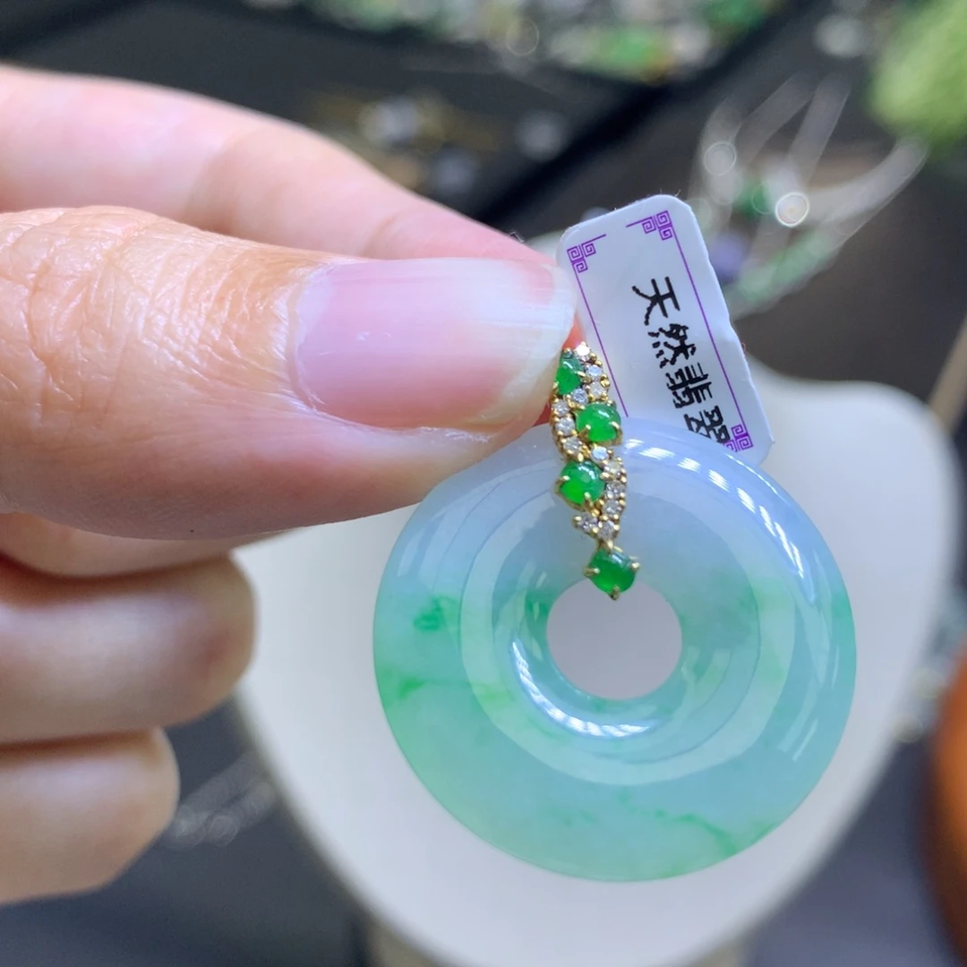 颈饰18K金镶嵌翡翠