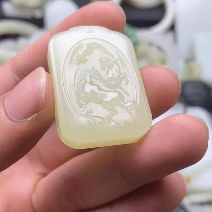 1***5和田玉未镶嵌颈饰马牌