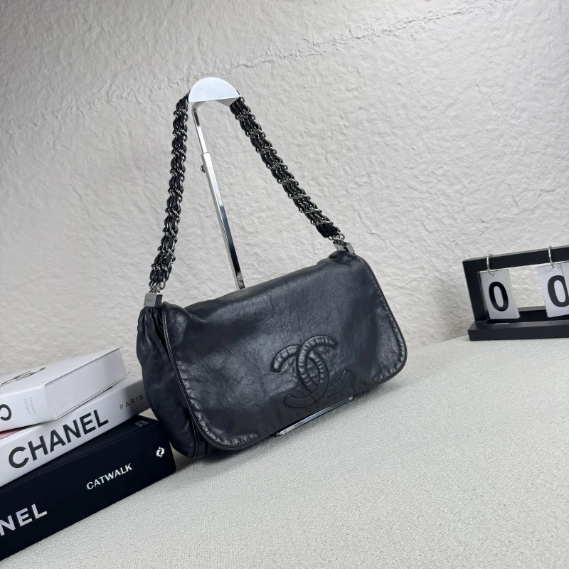 95新 Chanel/香奈儿 黑银多链条翻盖浮雕大logo腋下包 长30 11开