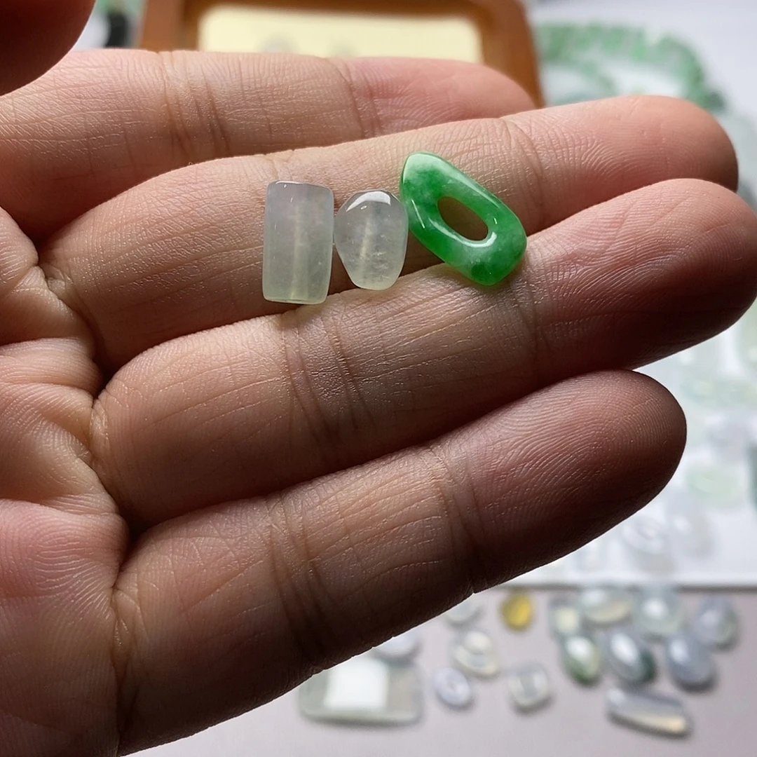 冰***洁颈饰未镶嵌翡翠天然翡翠
