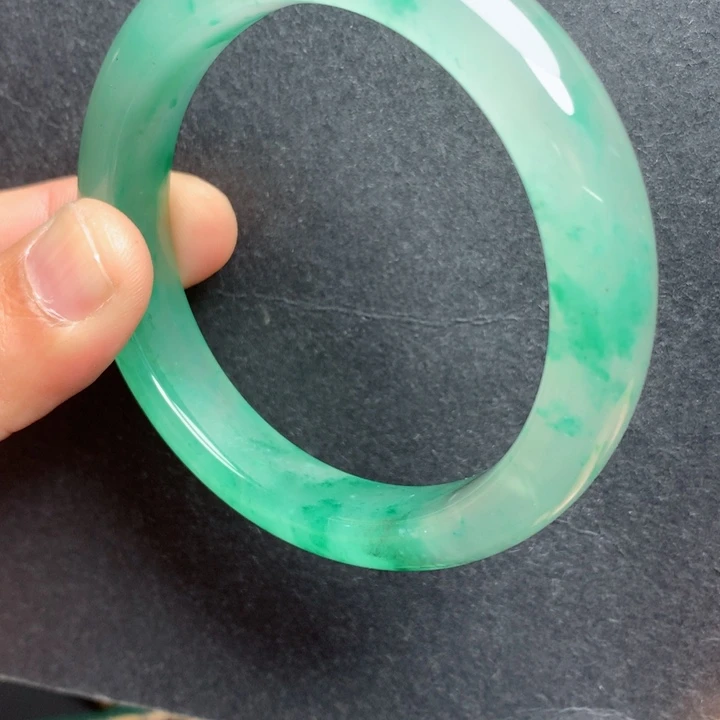 未镶嵌手镯石英质玉
