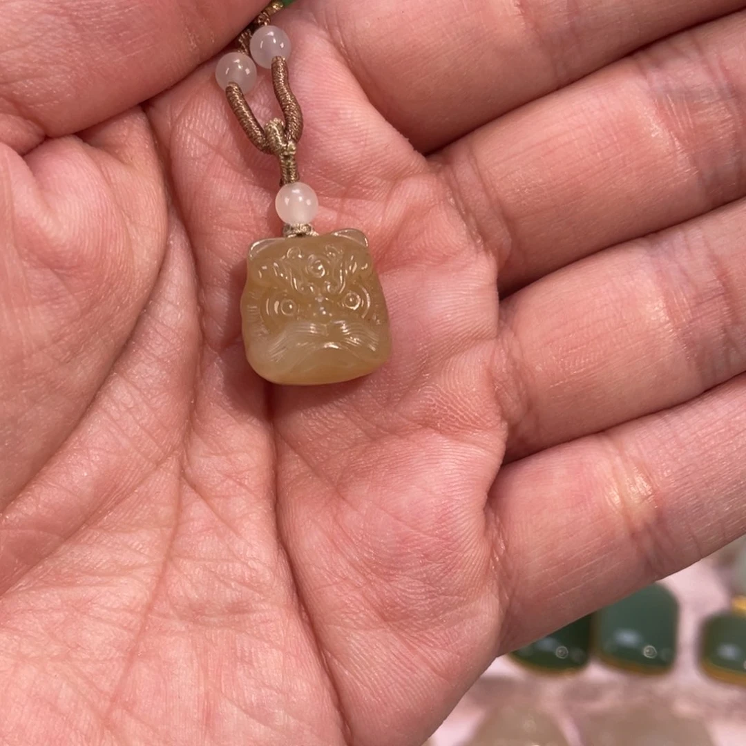 张***饼和田玉未镶嵌颈饰