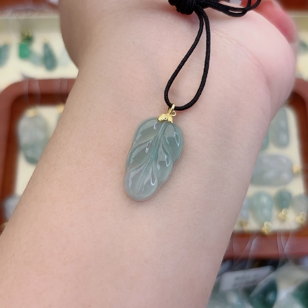 翡翠18K金镶嵌颈饰叶子