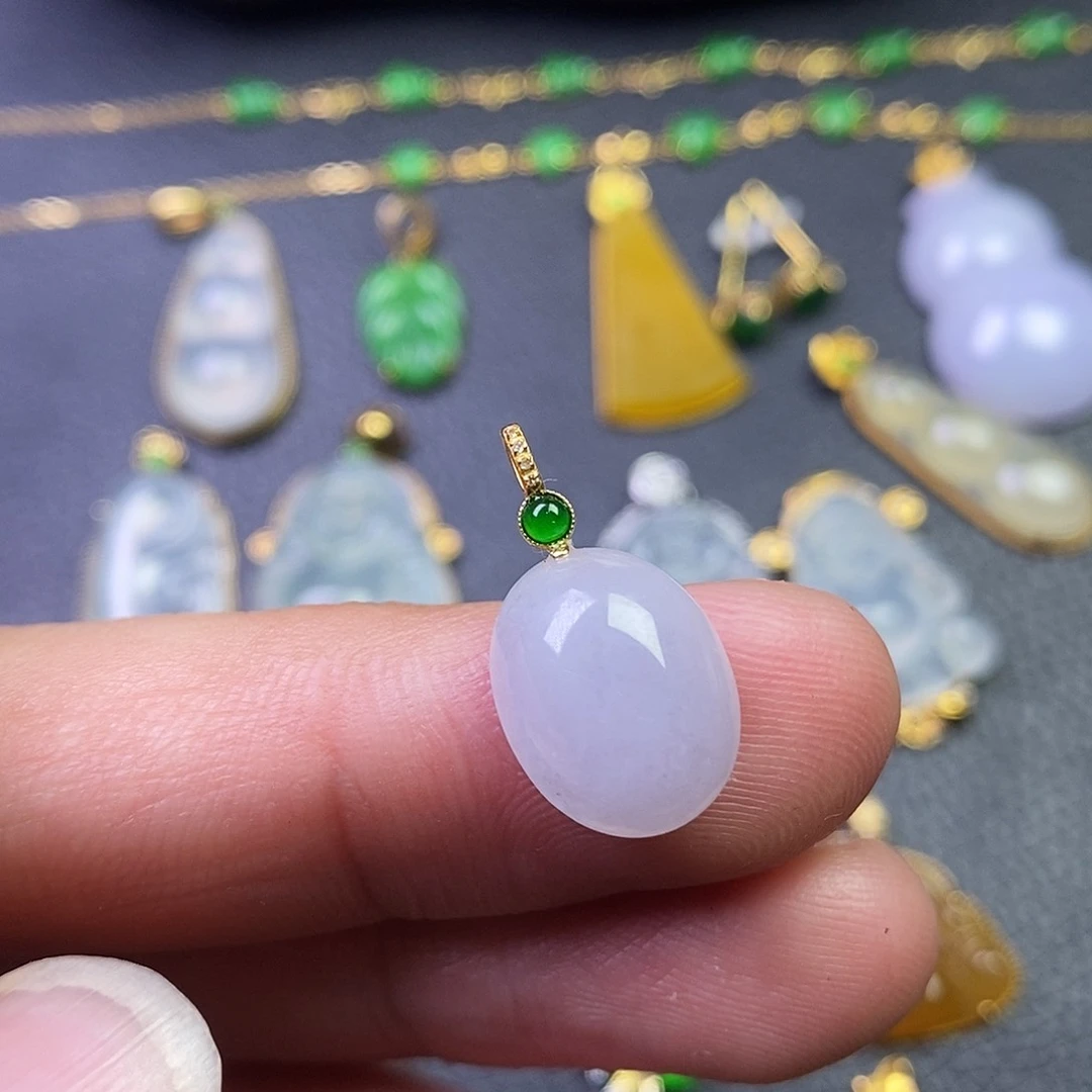 颈饰18K金镶嵌翡翠