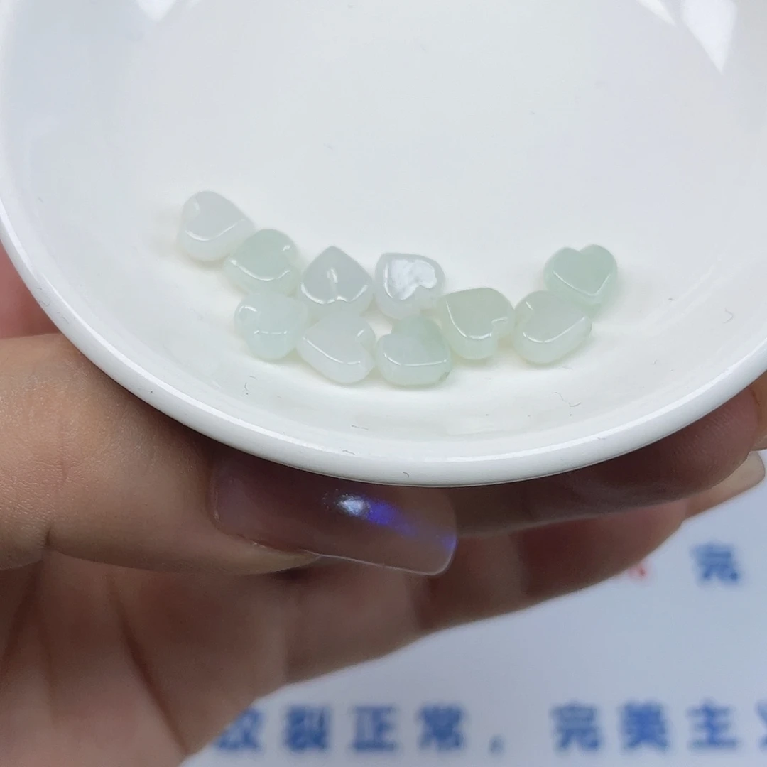 翡翠散珠通孔心心10颗