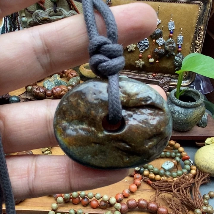 未镶嵌岫岩河磨玉（透闪石质玉）挂件