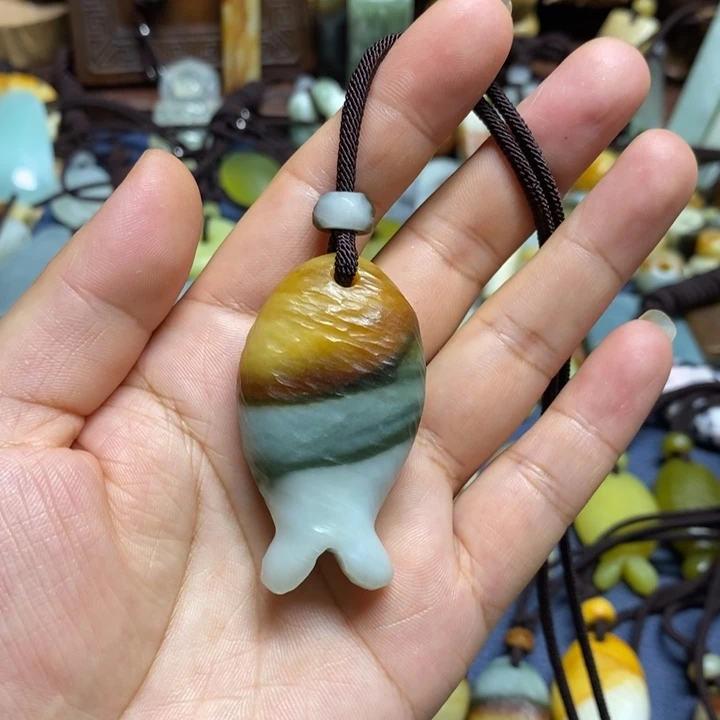 蛇纹石玉未镶嵌颈饰