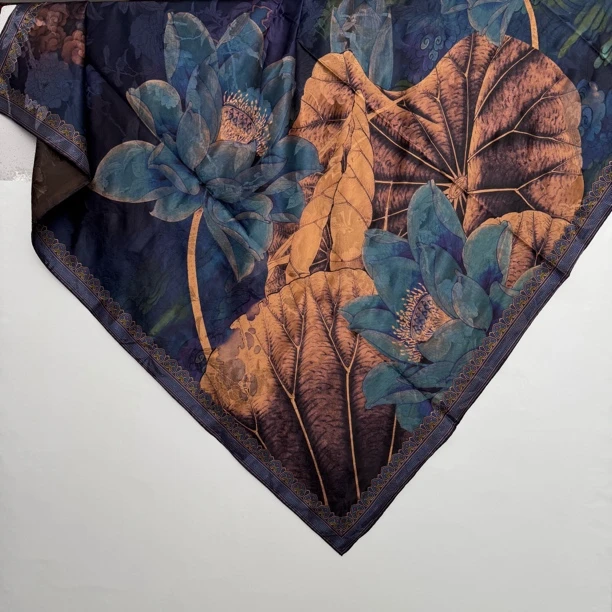 丝纡--蓝荷 42姆米湖丝慢织摊雾鸟卉底纹香云纱桑蚕丝135*135披肩