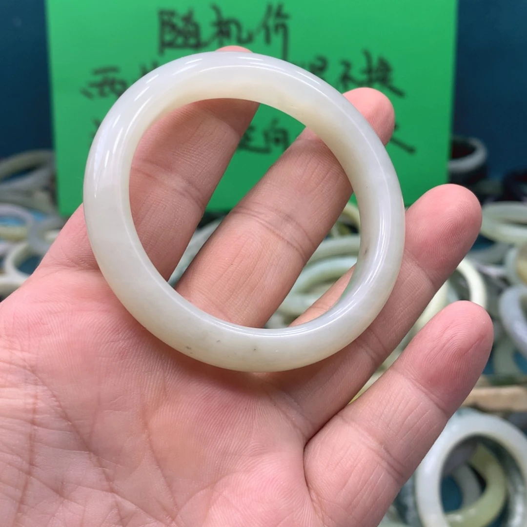 透闪石-蛇纹石玉手镯未镶嵌海**宝