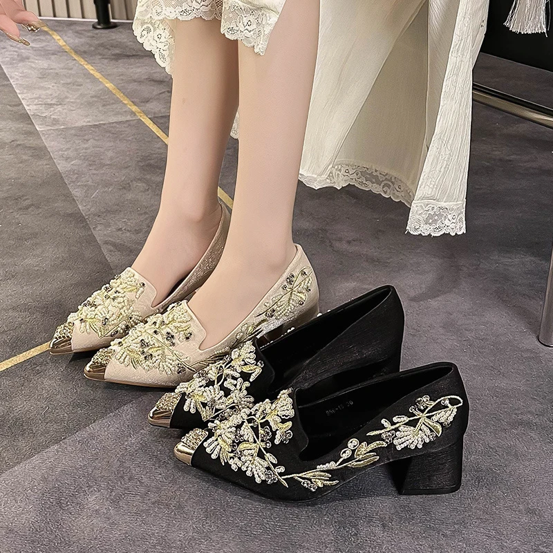 新款手工缝制串珠手工刺绣金属包头水钻尖头单鞋粗跟中高跟女鞋