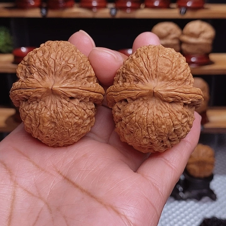 文玩核桃把件一****晚铁狮子微磕58