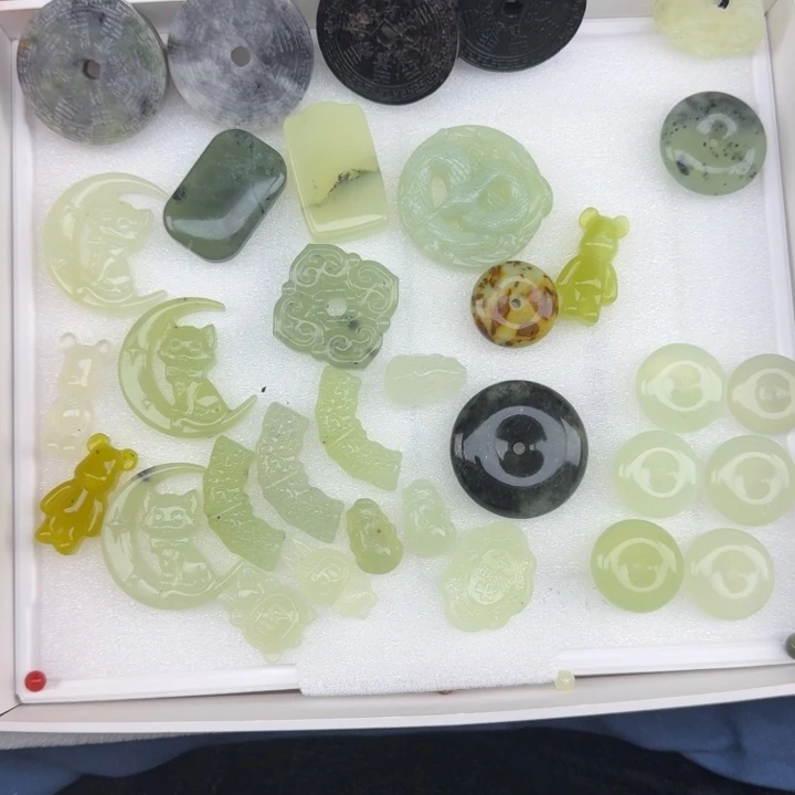 蛇纹石玉未镶嵌颈饰