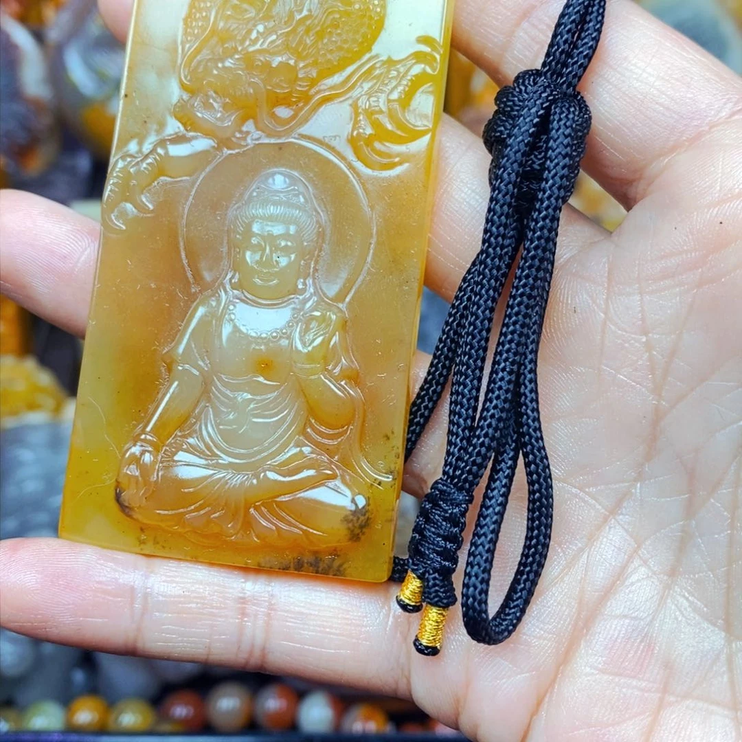 未镶嵌石英质玉（黄龙玉）颈饰