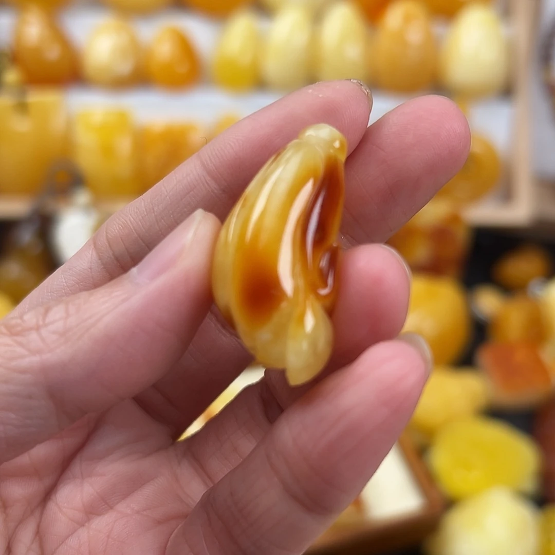 琥珀颈饰未镶嵌异**狗蜜蜡